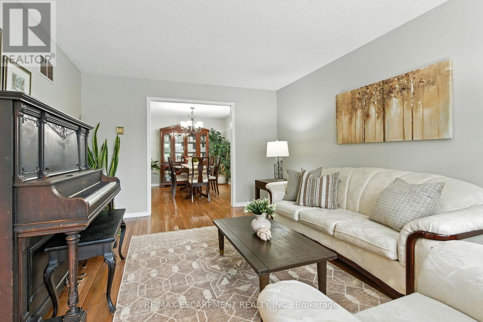 561 Harmony Avenue, Burlington, ON - Indoor Photo Showing Living Room