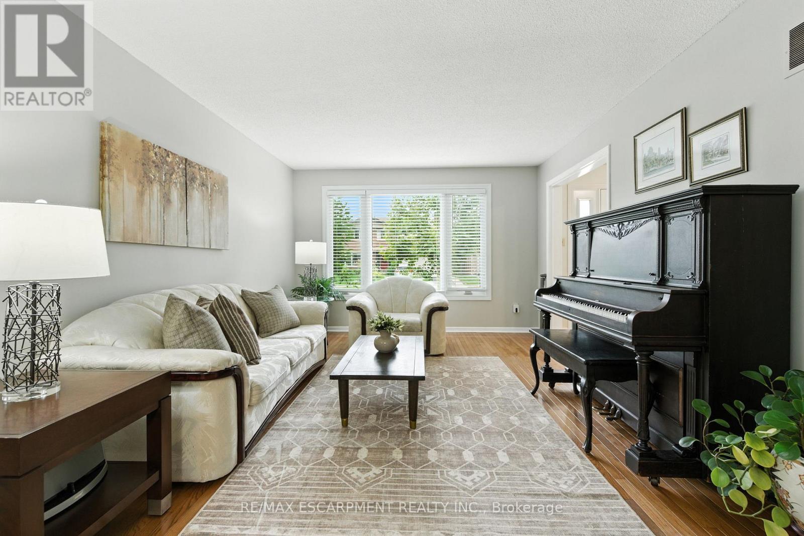 561 Harmony Avenue, Burlington, ON - Indoor Photo Showing Living Room