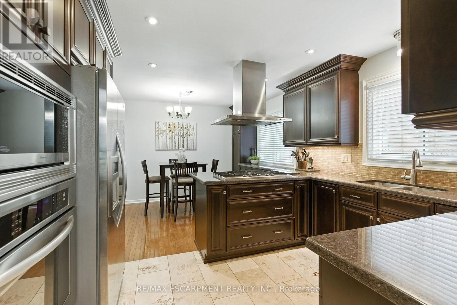 561 Harmony Avenue, Burlington, ON - Indoor Photo Showing Kitchen With Upgraded Kitchen