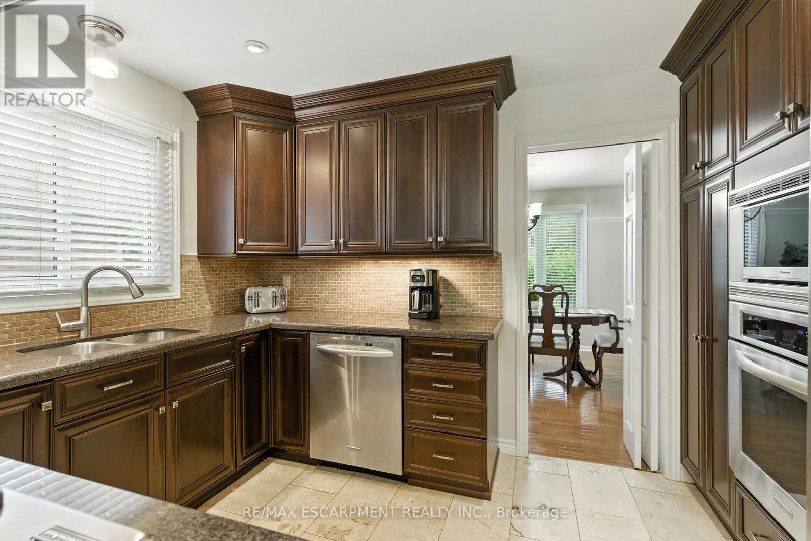 561 Harmony Avenue, Burlington, ON - Indoor Photo Showing Kitchen With Double Sink With Upgraded Kitchen