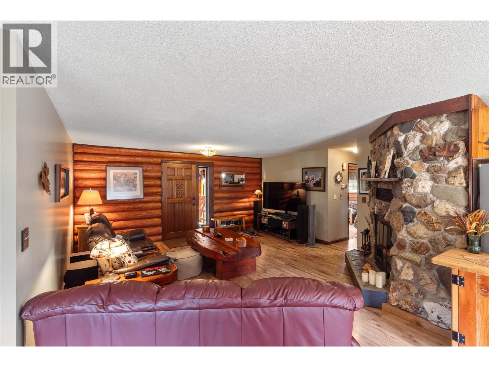 7969 Yellowhead Highway, Kamloops, BC - Indoor Photo Showing Living Room