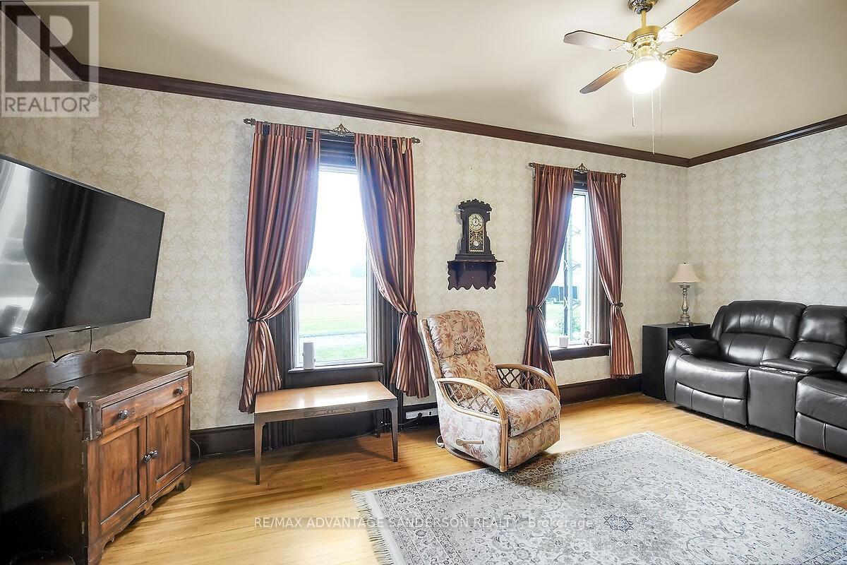 8523 Townsend Line, Lambton Shores (Arkona), ON - Indoor Photo Showing Living Room