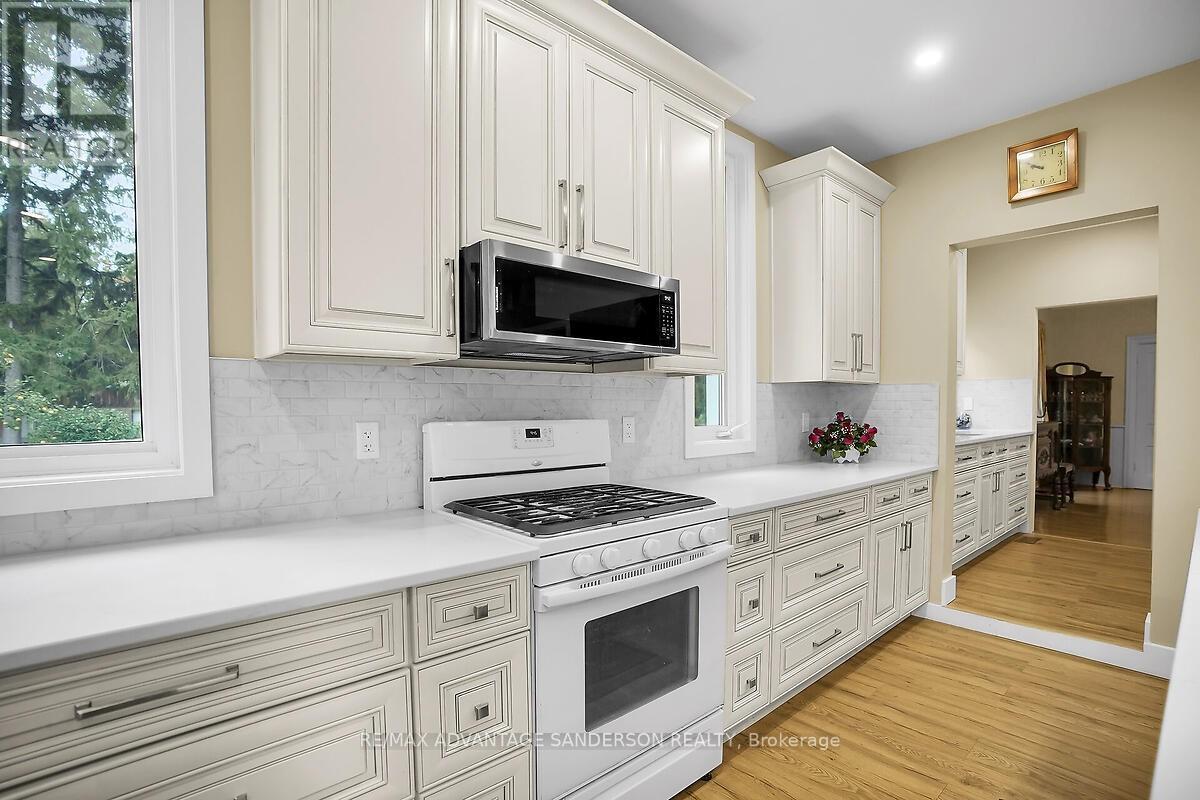 8523 Townsend Line, Lambton Shores (Arkona), ON - Indoor Photo Showing Kitchen