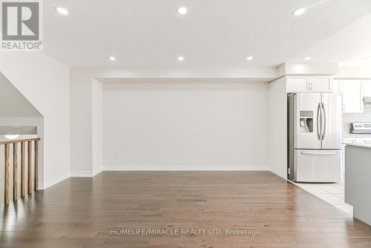 35 Finegan Circle, Brampton, ON - Indoor Photo Showing Kitchen