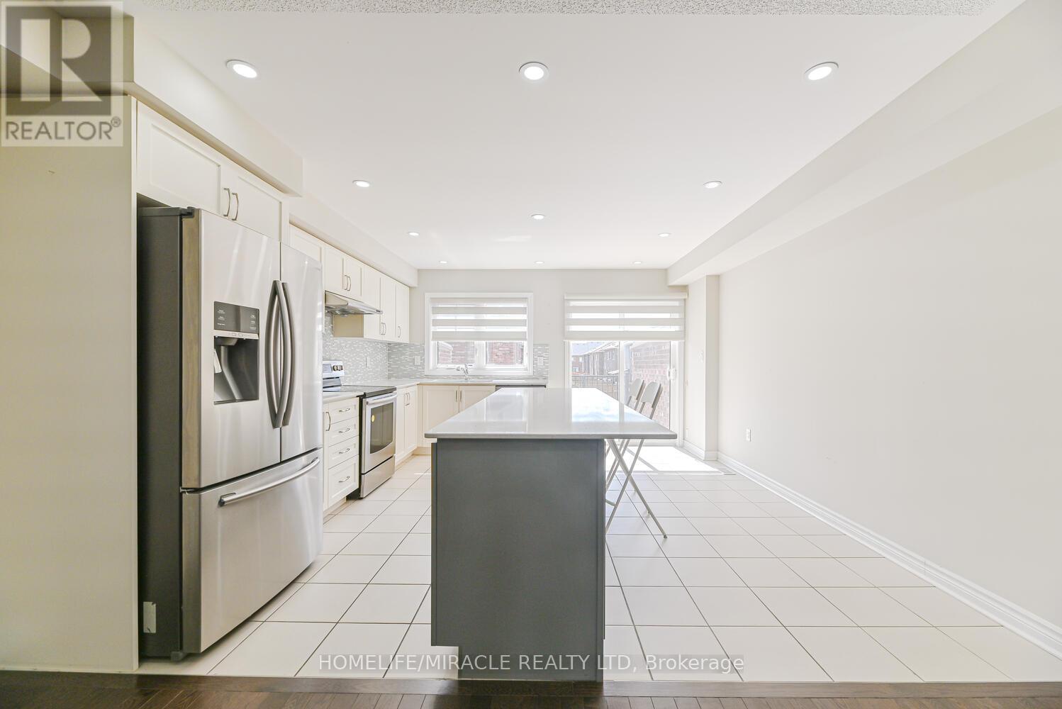 35 Finegan Circle, Brampton, ON - Indoor Photo Showing Kitchen