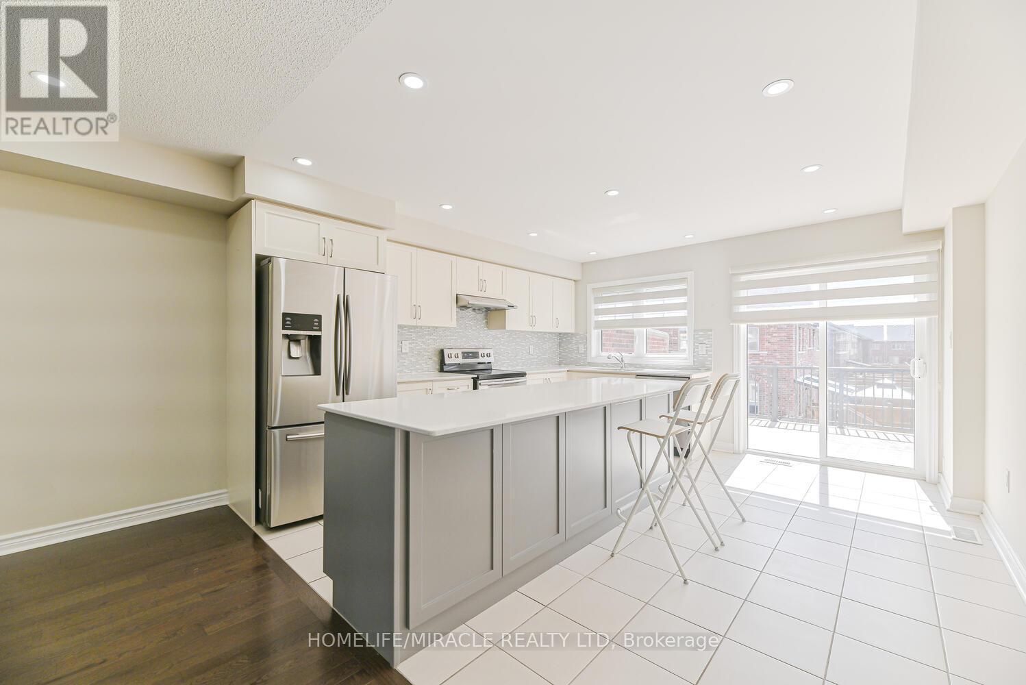 35 Finegan Circle, Brampton, ON - Indoor Photo Showing Kitchen With Upgraded Kitchen