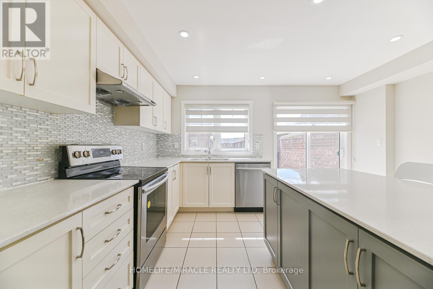 35 Finegan Circle, Brampton, ON - Indoor Photo Showing Kitchen With Upgraded Kitchen