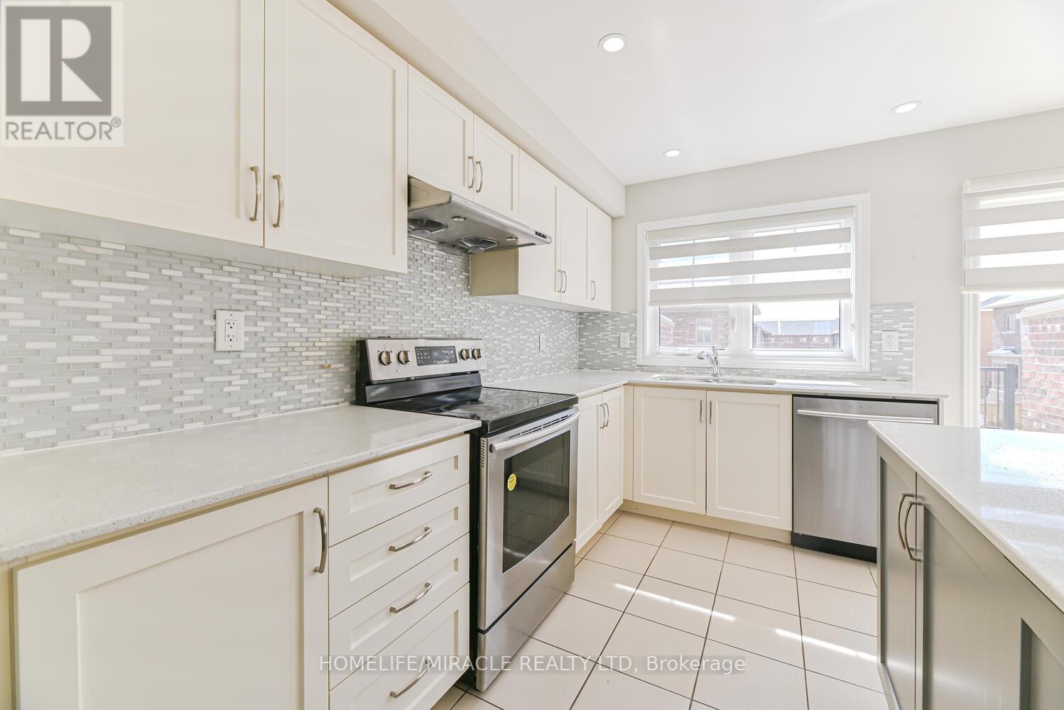 35 Finegan Circle, Brampton, ON - Indoor Photo Showing Kitchen With Stainless Steel Kitchen With Upgraded Kitchen