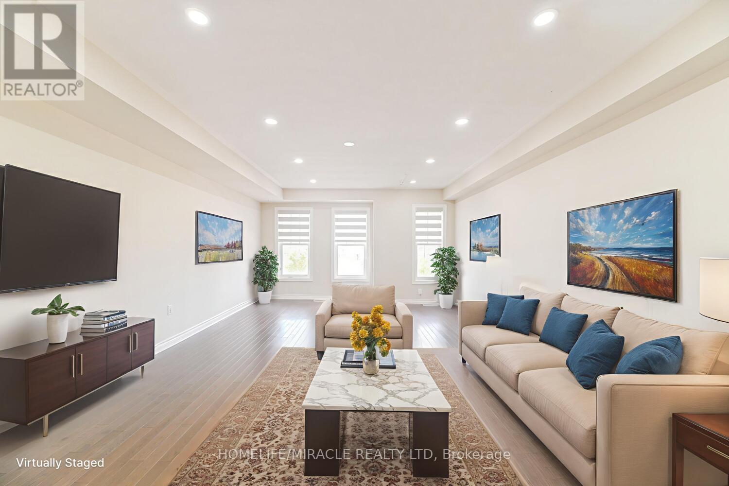 35 Finegan Circle, Brampton, ON - Indoor Photo Showing Living Room