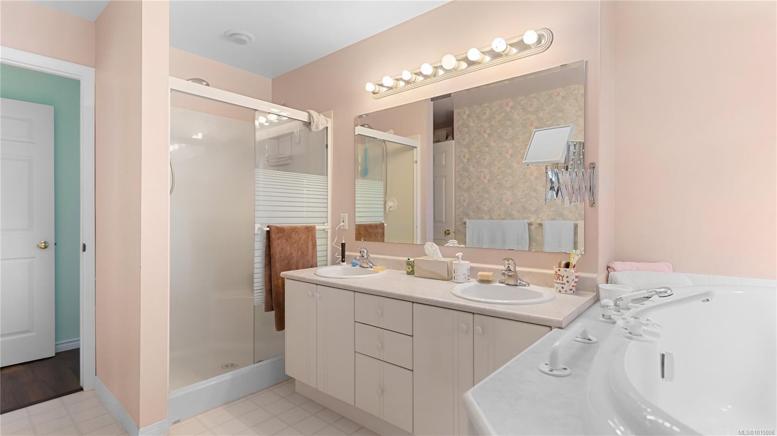 2059 Saltair Pl, Saanich, BC