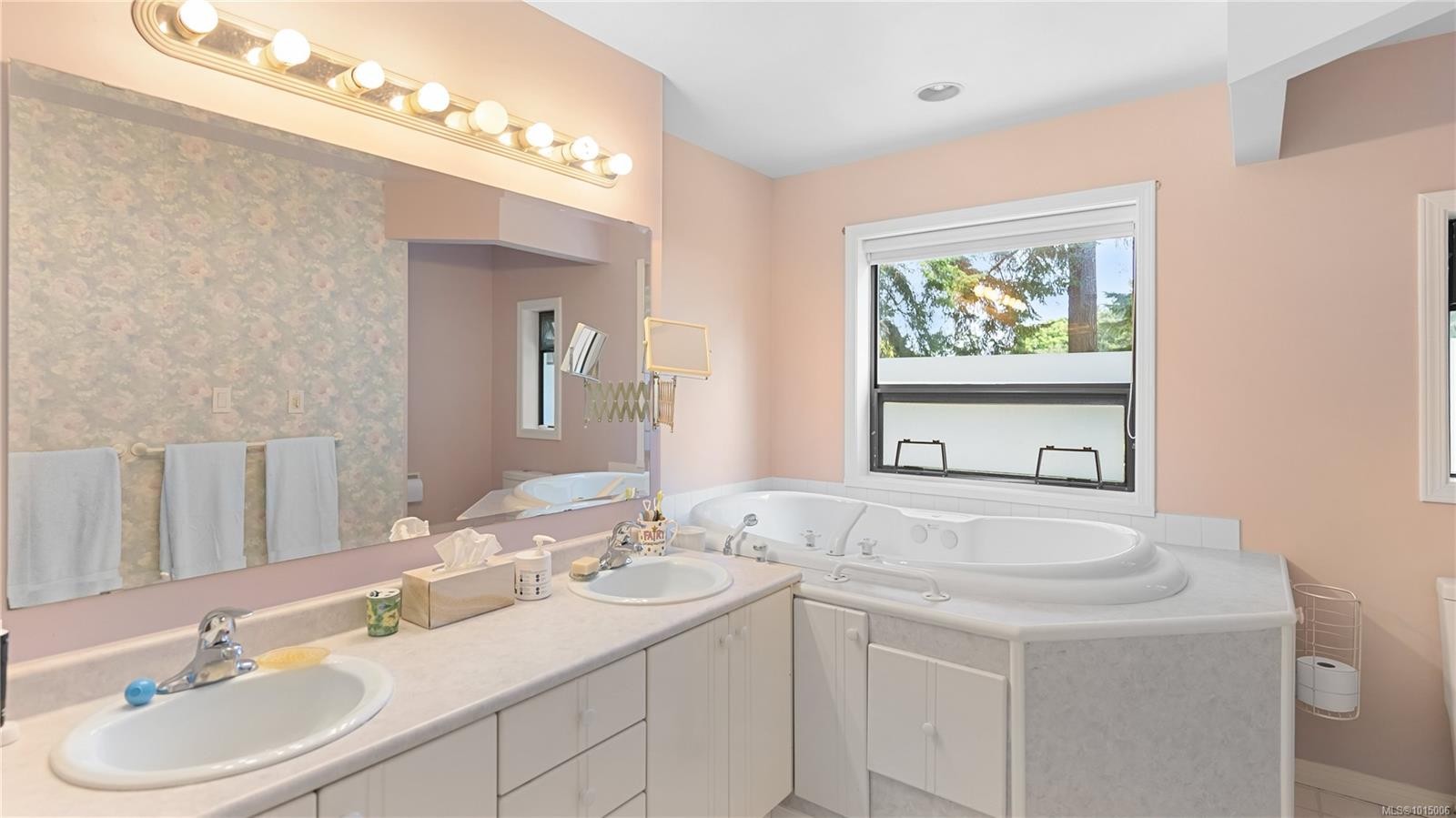 2059 Saltair Pl, Saanich, BC