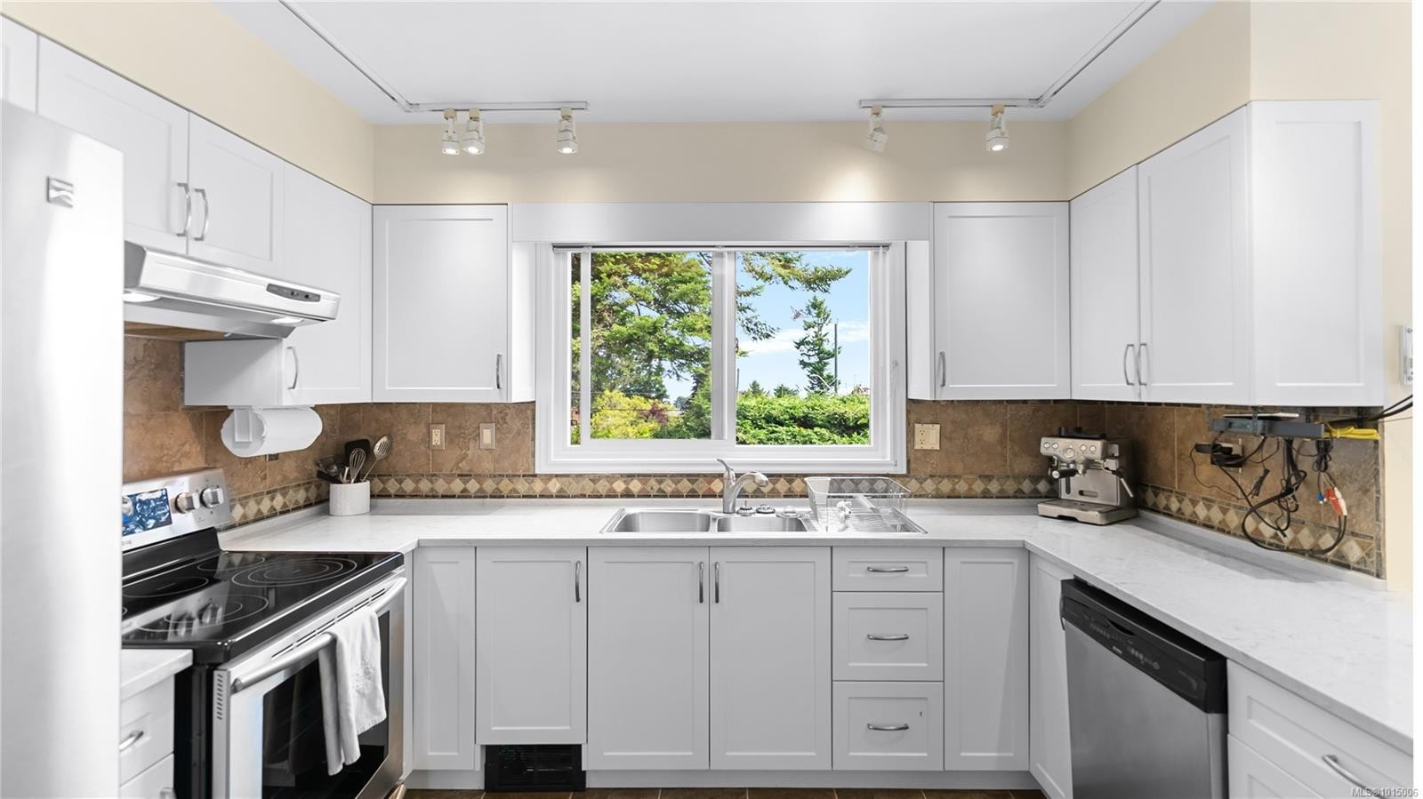 2059 Saltair Pl, Saanich, BC