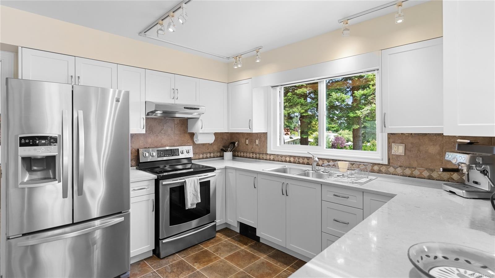 2059 Saltair Pl, Saanich, BC