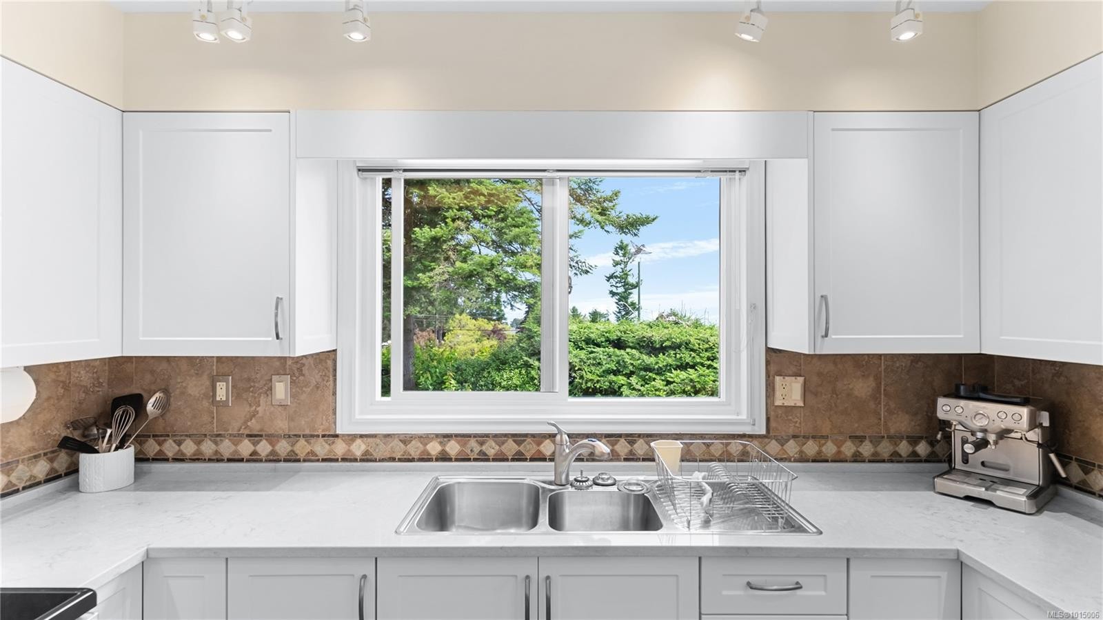 2059 Saltair Pl, Saanich, BC