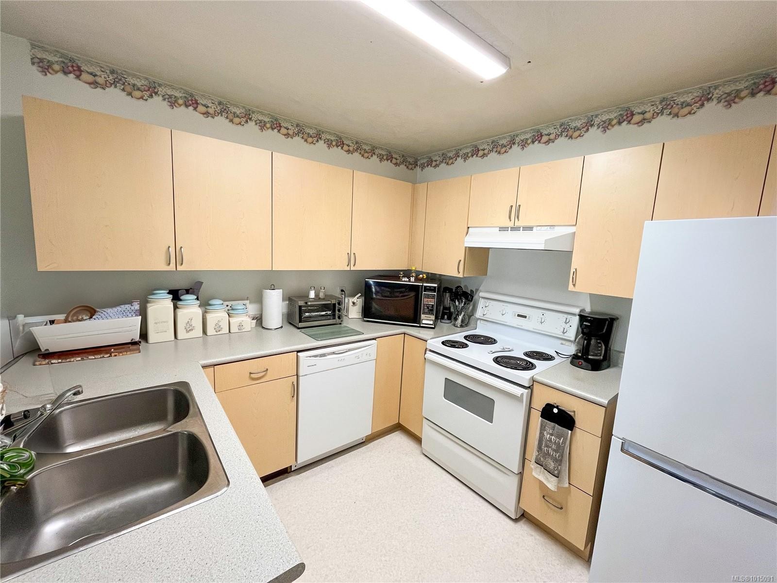 102-3855 11Th Ave, Port Alberni, BC - Indoor Photo Showing Kitchen With Double Sink