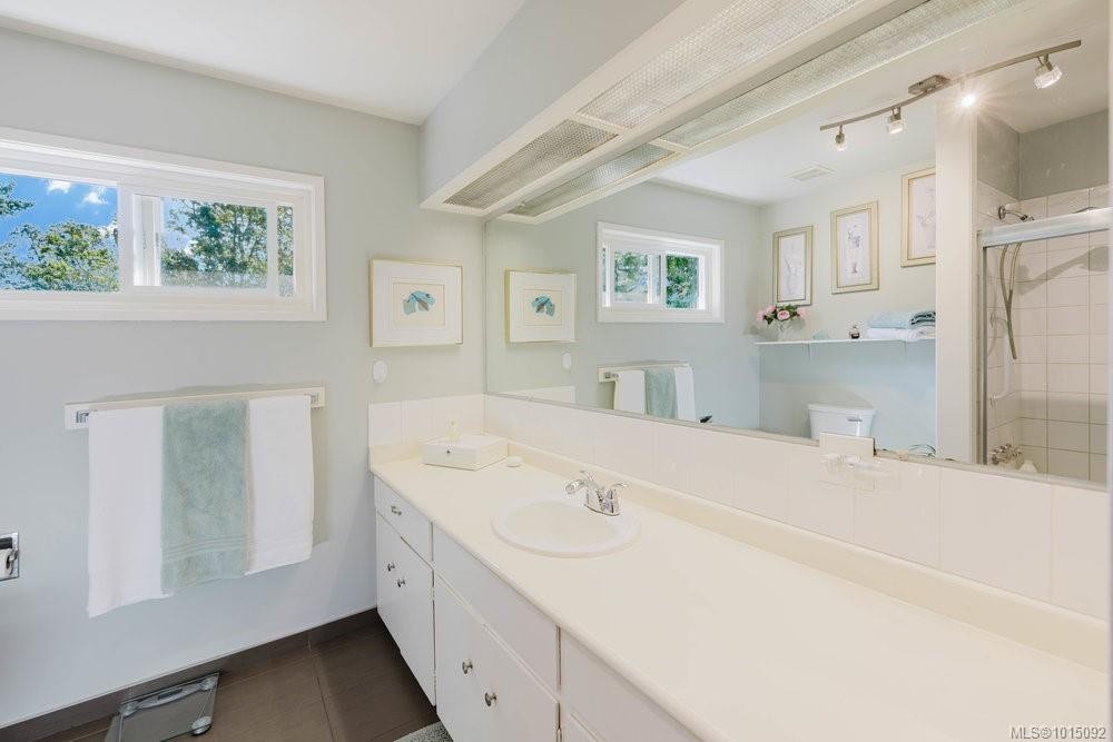 997 Karen Cres, Saanich, BC