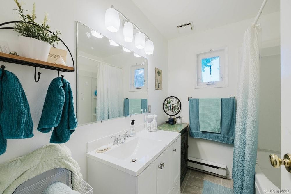 997 Karen Cres, Saanich, BC