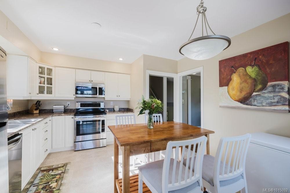 997 Karen Cres, Saanich, BC