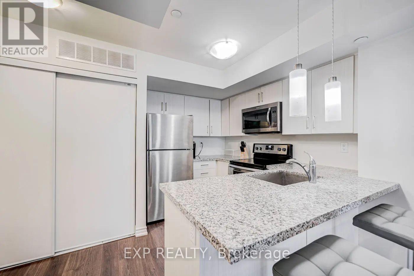 11 - 140 Long Branch Avenue, Toronto, ON - Indoor Photo Showing Kitchen With Stainless Steel Kitchen With Upgraded Kitchen