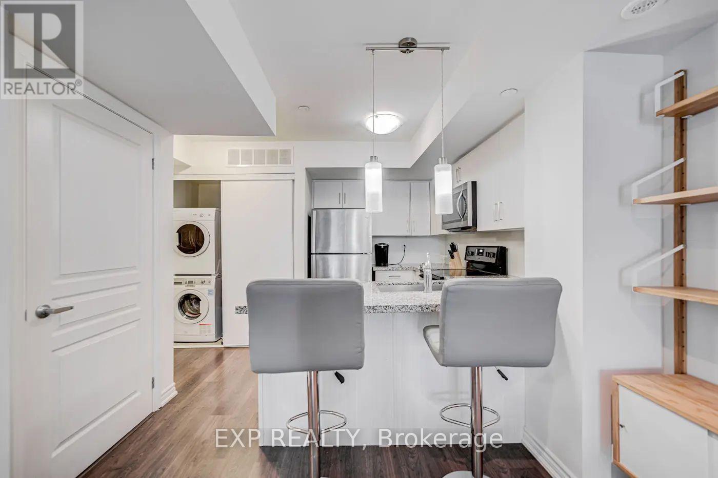 11 - 140 Long Branch Avenue, Toronto, ON - Indoor Photo Showing Kitchen