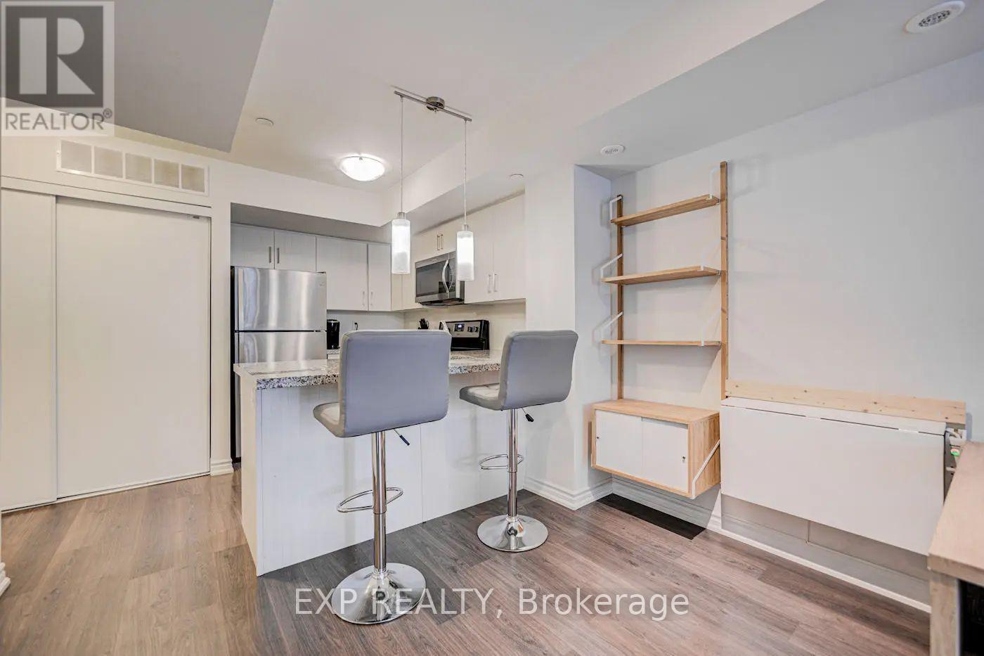 11 - 140 Long Branch Avenue, Toronto, ON - Indoor Photo Showing Kitchen