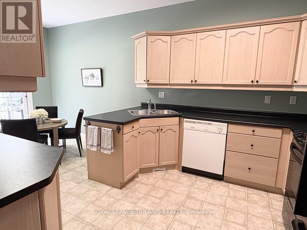 7 - 10 Cadeau Terrace, London South (South A), ON - Indoor Photo Showing Kitchen With Double Sink