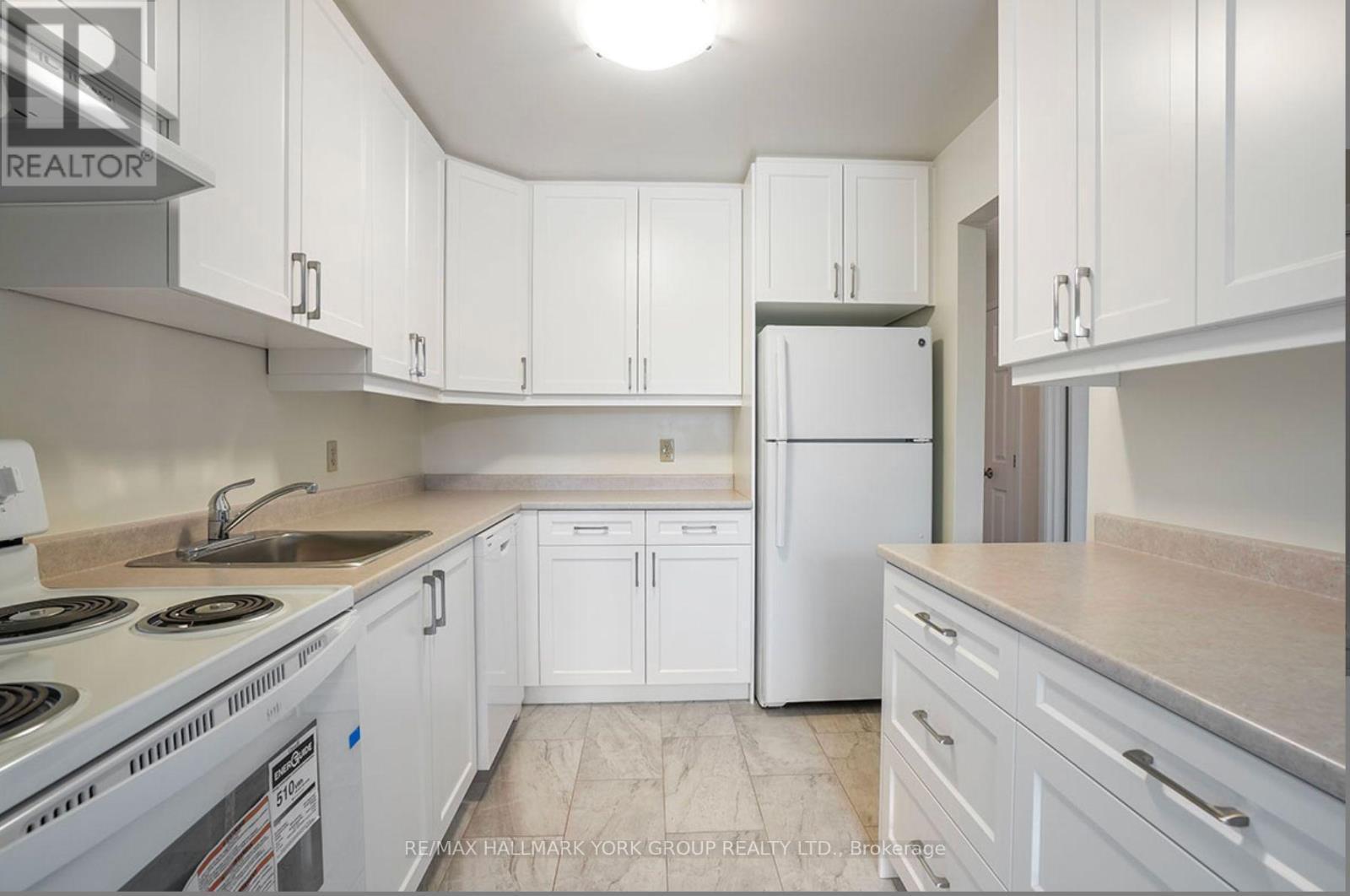 O5 - 131 Edgehill Drive, Barrie, ON - Indoor Photo Showing Kitchen