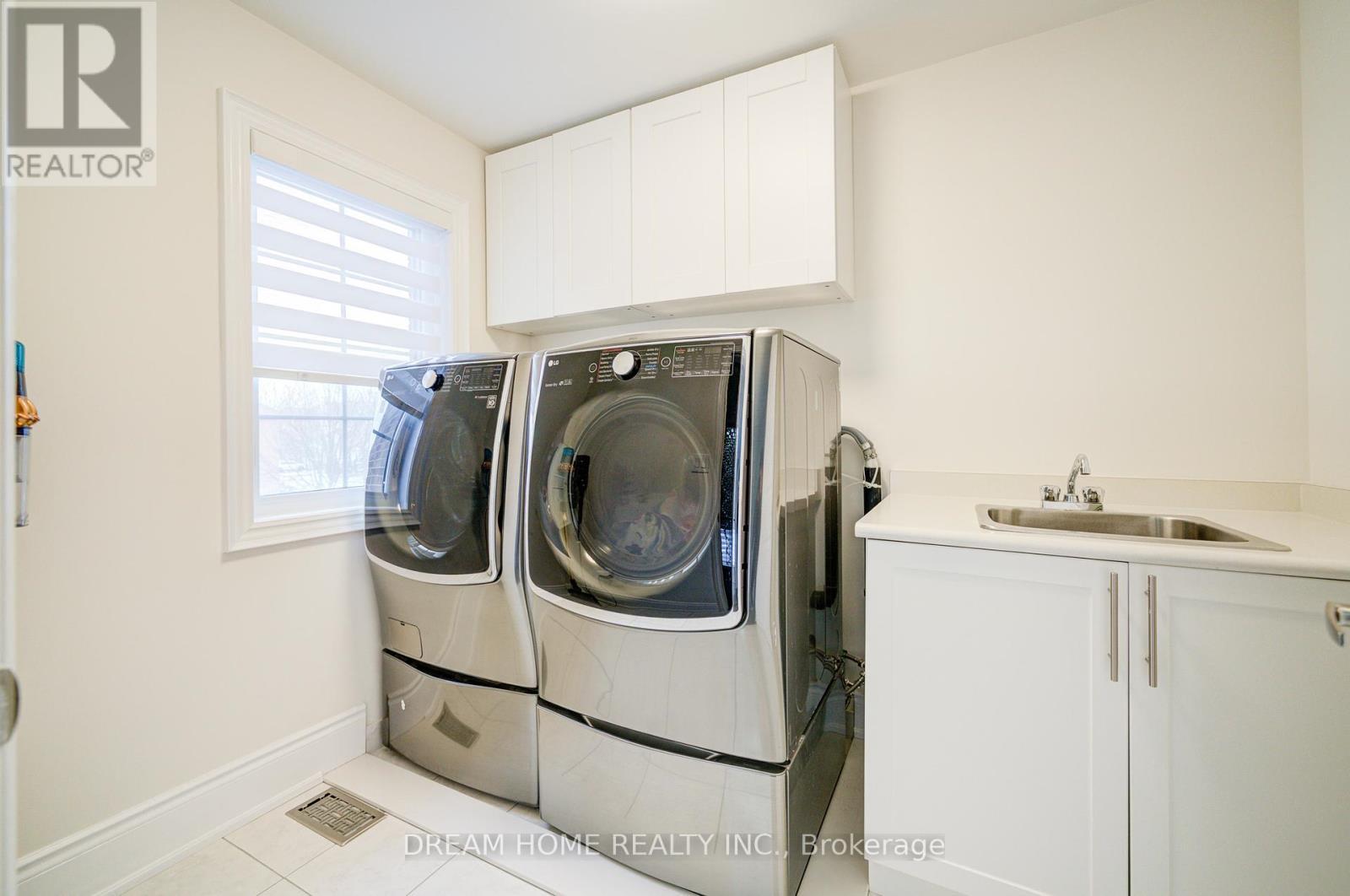41 Mynden Way, Newmarket, ON - Indoor Photo Showing Laundry Room