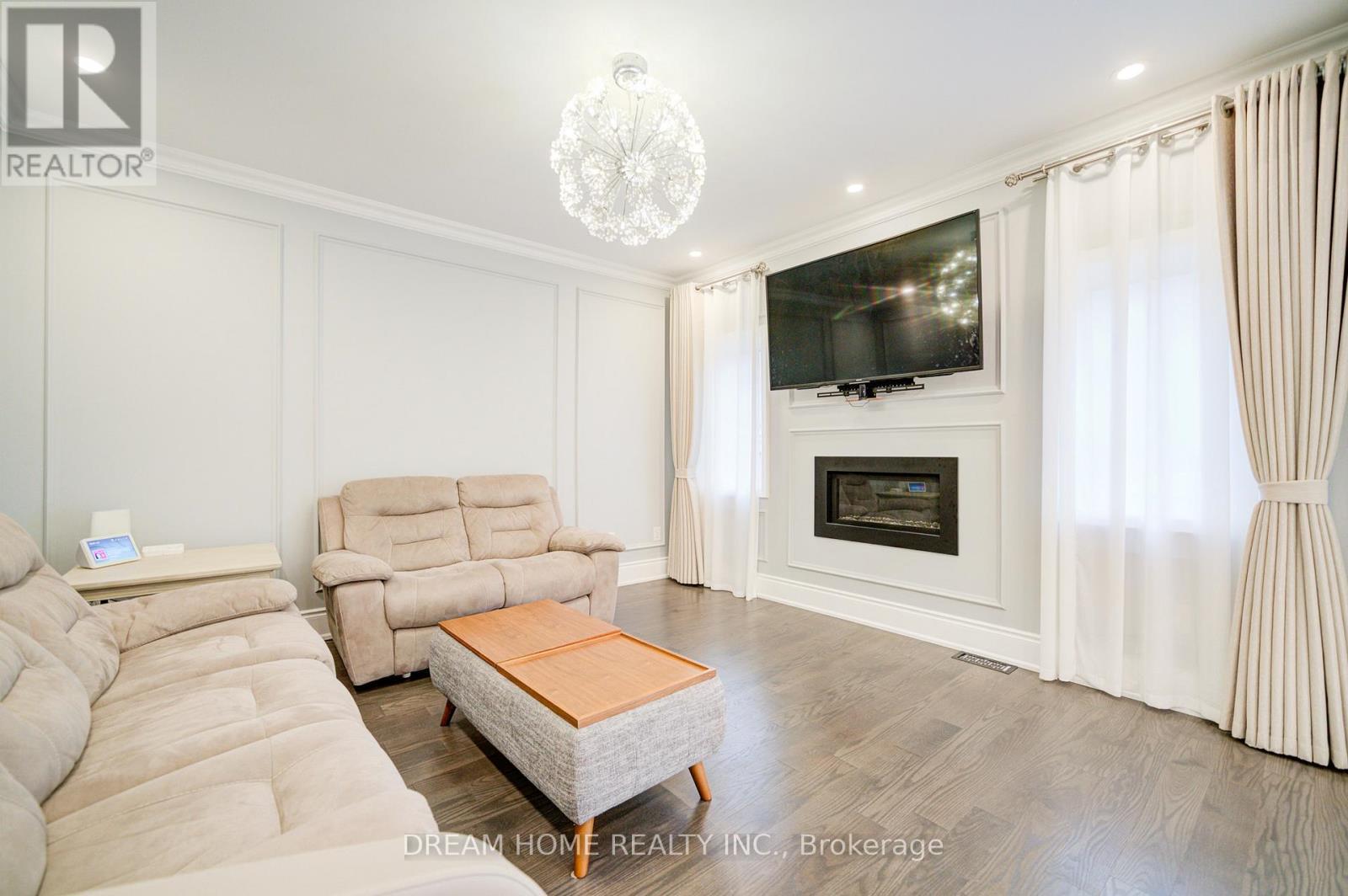 41 Mynden Way, Newmarket, ON - Indoor Photo Showing Living Room With Fireplace