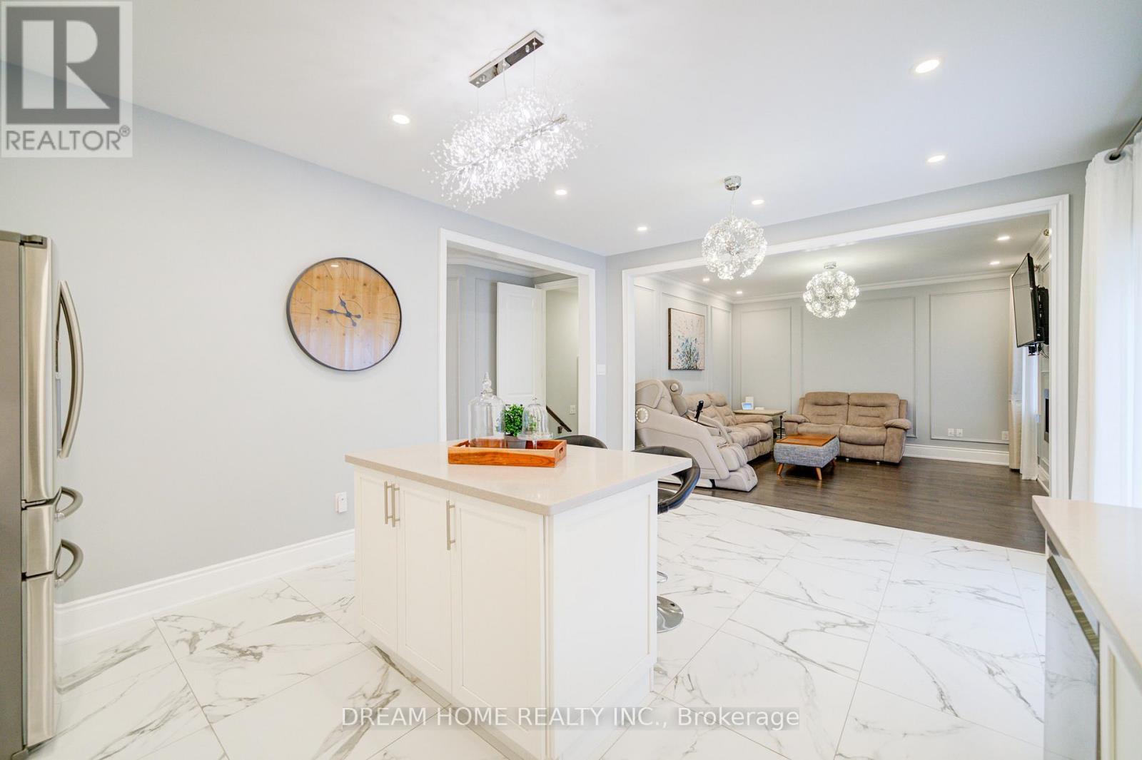 41 Mynden Way, Newmarket, ON - Indoor Photo Showing Other Room