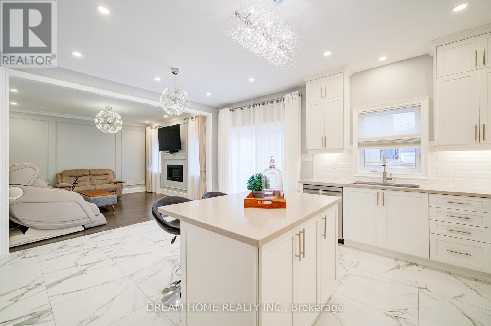 41 Mynden Way, Newmarket, ON - Indoor Photo Showing Kitchen With Upgraded Kitchen