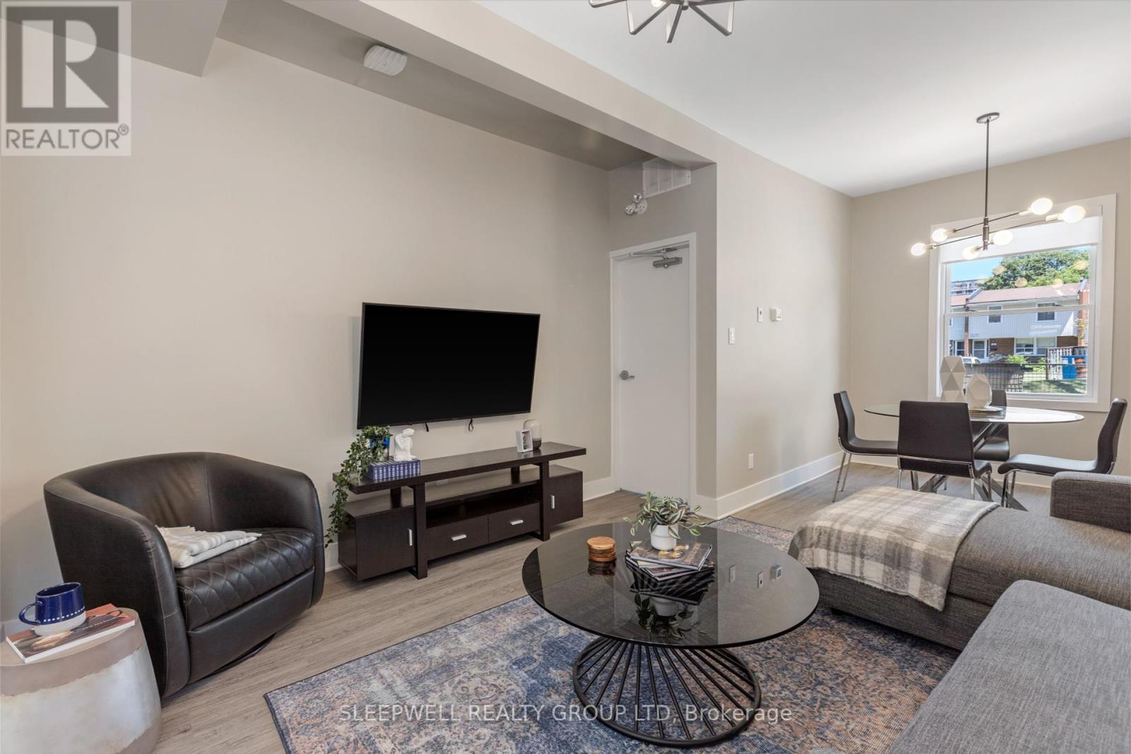 80 Nelson Street, Ottawa, ON - Indoor Photo Showing Living Room