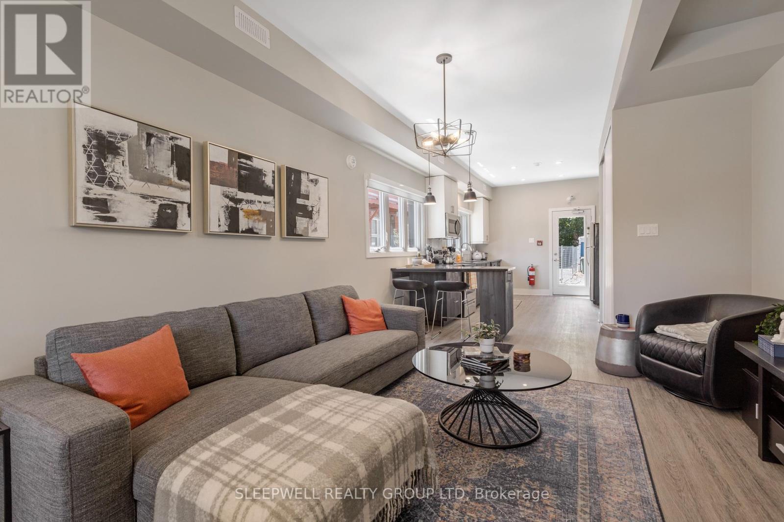 80 Nelson Street, Ottawa, ON - Indoor Photo Showing Living Room
