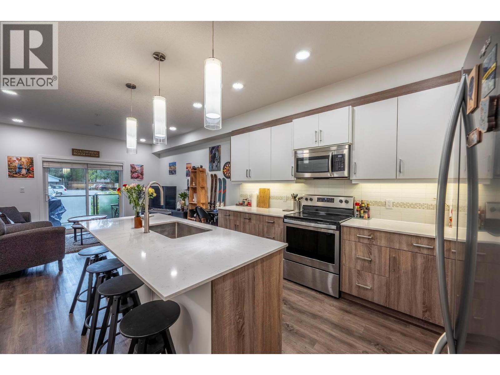 410 5Th S Avenue Unit# 1104, Golden, BC - Indoor Photo Showing Kitchen With Upgraded Kitchen