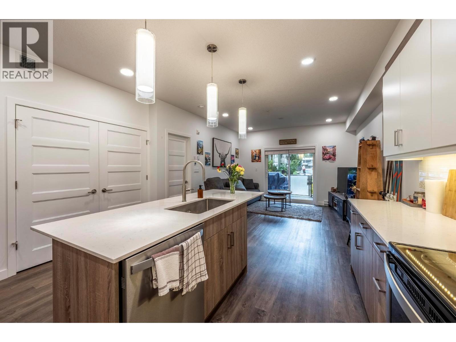 410 5Th S Avenue Unit# 1104, Golden, BC - Indoor Photo Showing Kitchen With Upgraded Kitchen