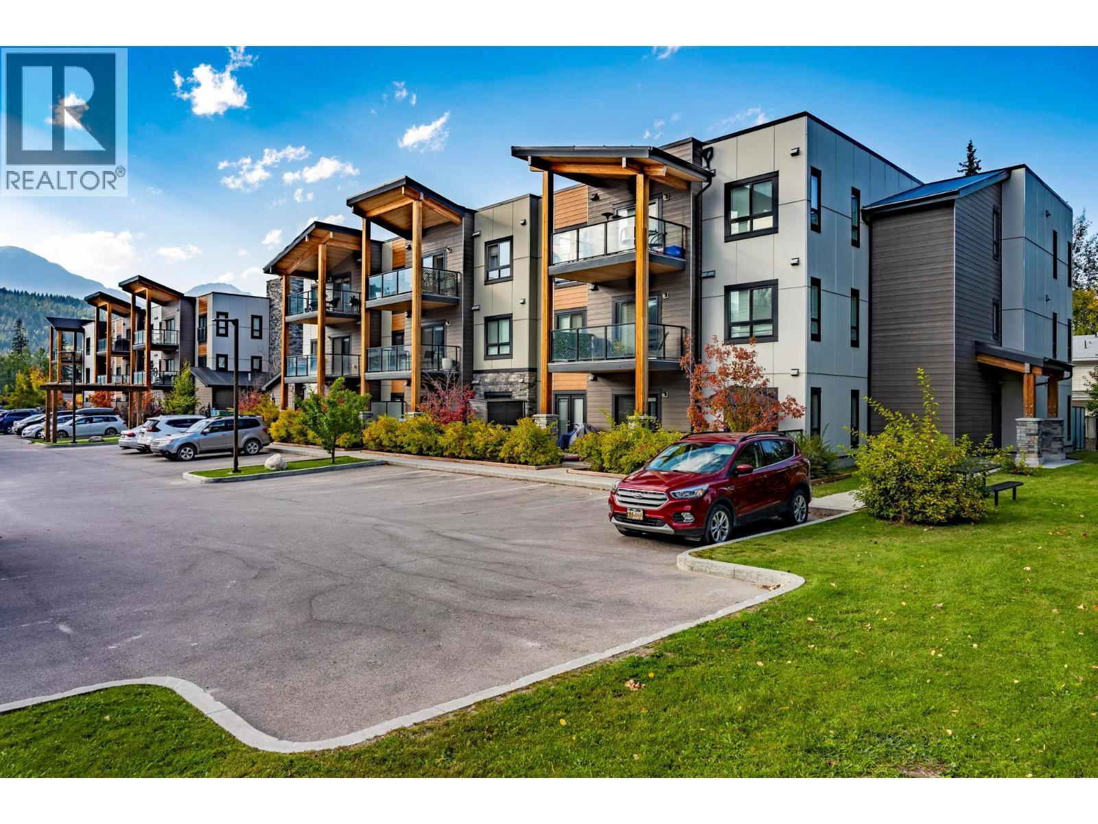 410 5Th S Avenue Unit# 1104, Golden, BC - Outdoor With Facade
