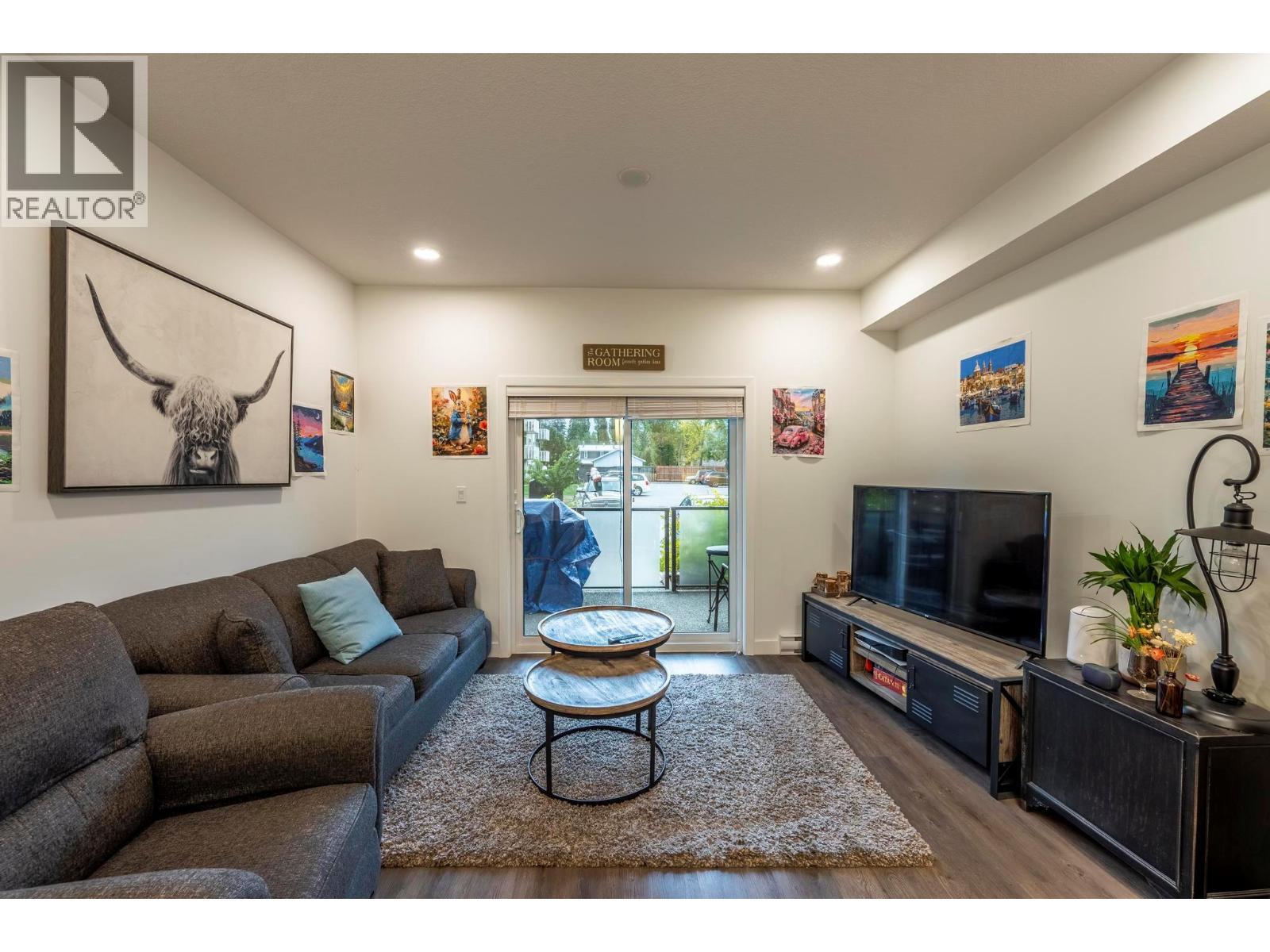 410 5Th S Avenue Unit# 1104, Golden, BC - Indoor Photo Showing Living Room