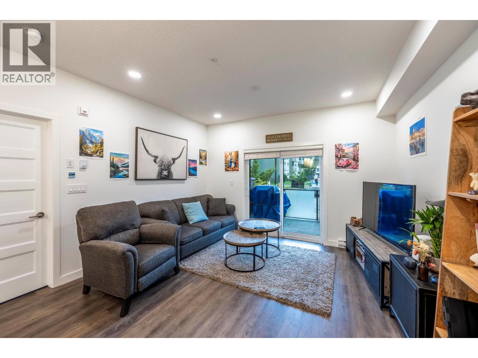 410 5Th S Avenue Unit# 1104, Golden, BC - Indoor Photo Showing Living Room