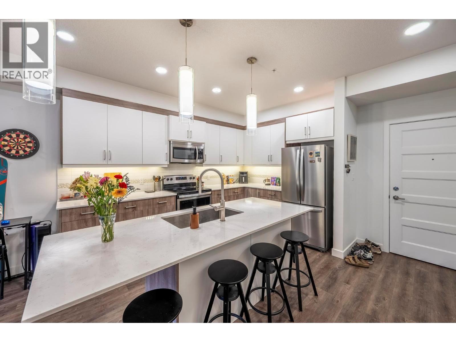 410 5Th S Avenue Unit# 1104, Golden, BC - Indoor Photo Showing Kitchen With Double Sink With Upgraded Kitchen