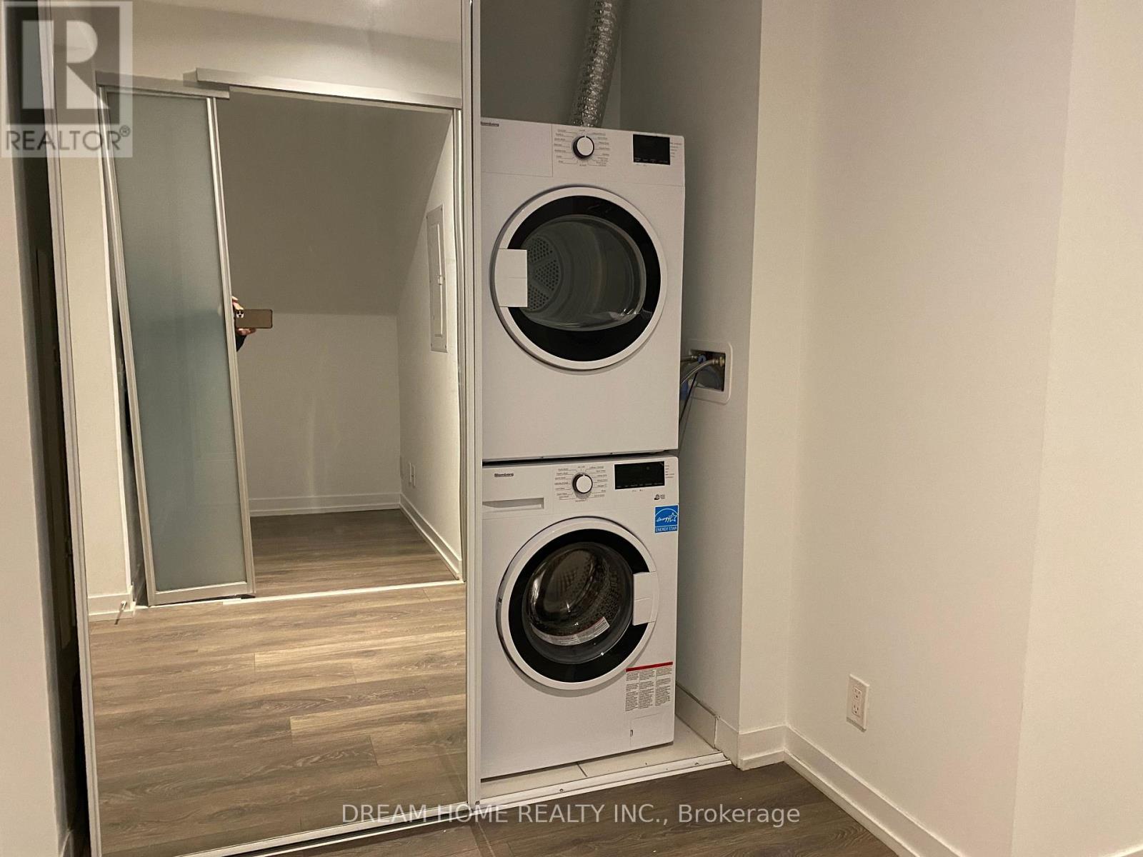 2108 - 950 Portage Parkway, Vaughan, ON - Indoor Photo Showing Laundry Room