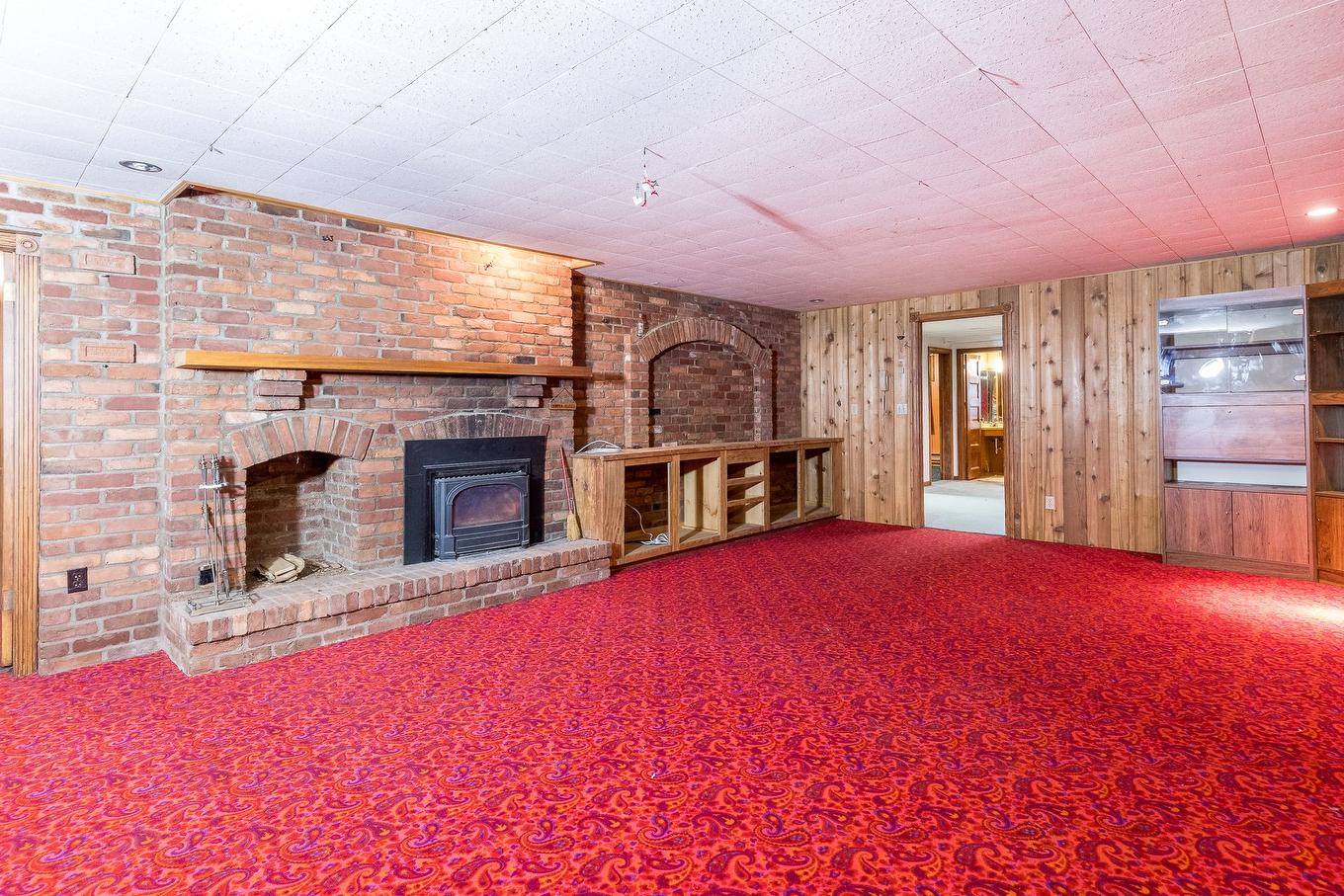 Salle familiale - 15 Rue Lynch, Lac-Brome, QC - Indoor With Fireplace