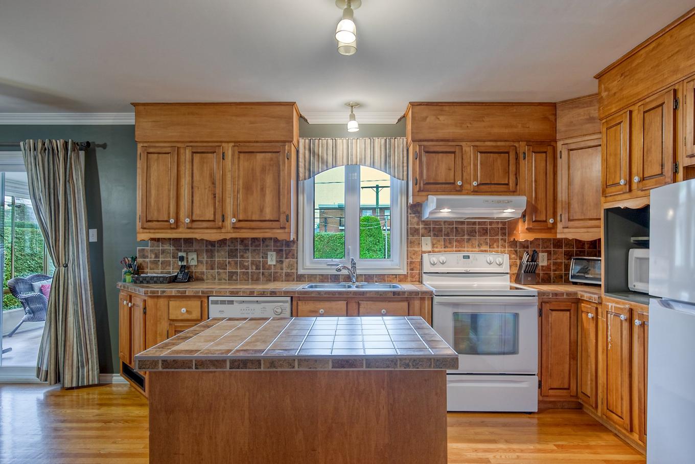 Kitchen - 2955 Av. Desaulniers, Saint-Hyacinthe, QC - Indoor Photo Showing Kitchen With Double Sink