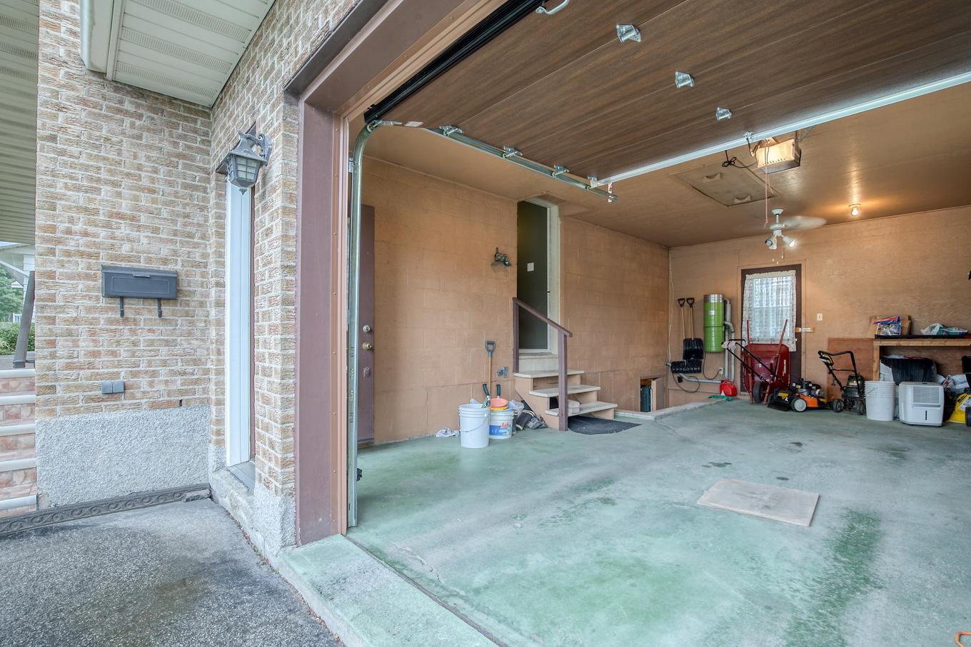 Garage - 2955 Av. Desaulniers, Saint-Hyacinthe, QC - Indoor Photo Showing Garage