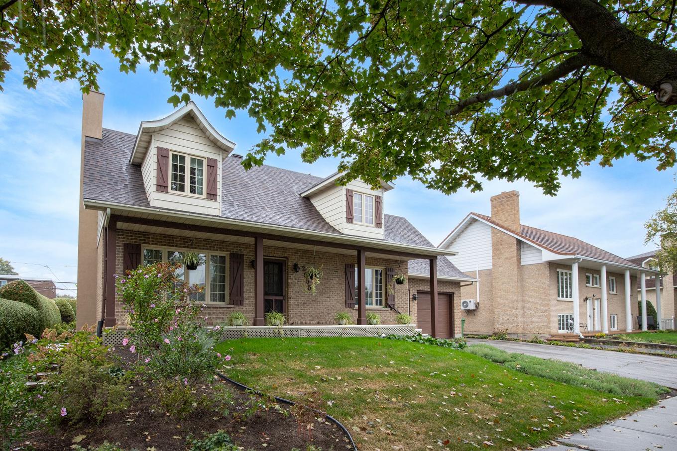 Frontage - 2955 Av. Desaulniers, Saint-Hyacinthe, QC - Outdoor With Deck Patio Veranda With Facade
