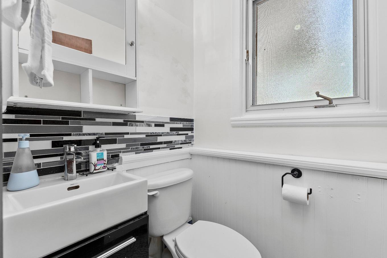 Powder room - 122 Av. Windcrest, Pointe-Claire, QC - Indoor Photo Showing Bathroom