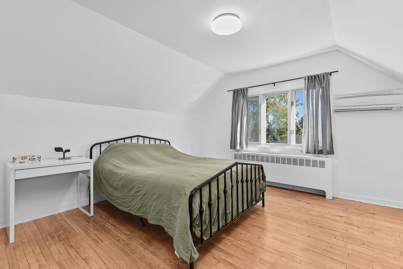 Primary bedroom - 122 Av. Windcrest, Pointe-Claire, QC - Indoor Photo Showing Bedroom