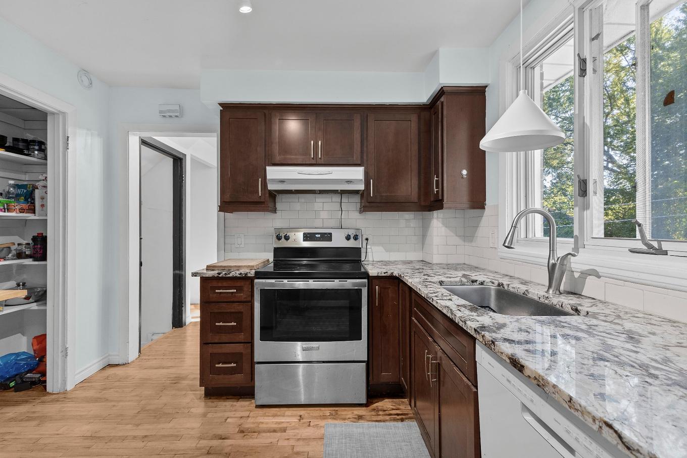 Kitchen - 122 Av. Windcrest, Pointe-Claire, QC - Indoor Photo Showing Kitchen With Upgraded Kitchen