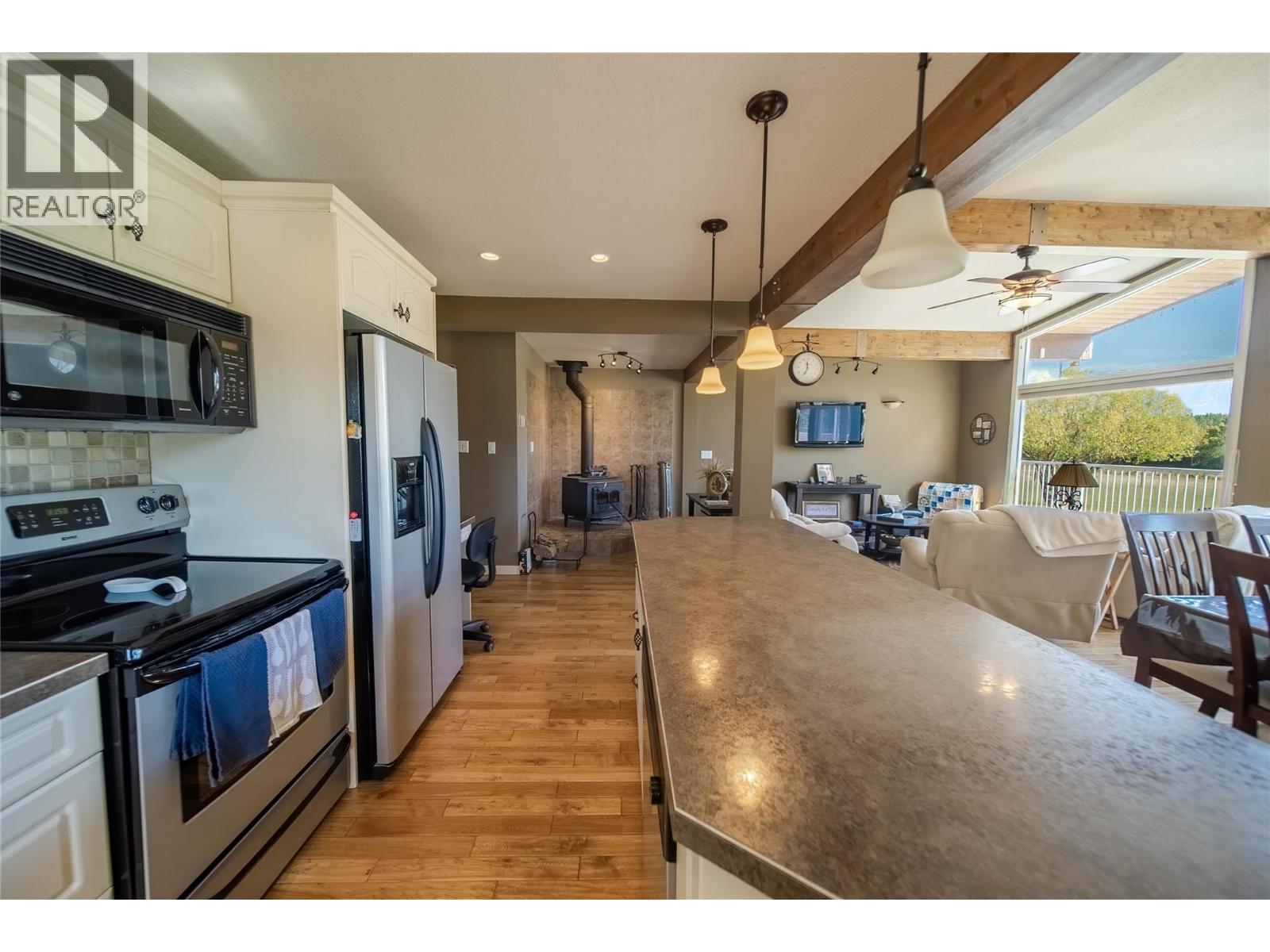 7055 93/95 Highway, Wasa, BC - Indoor Photo Showing Kitchen