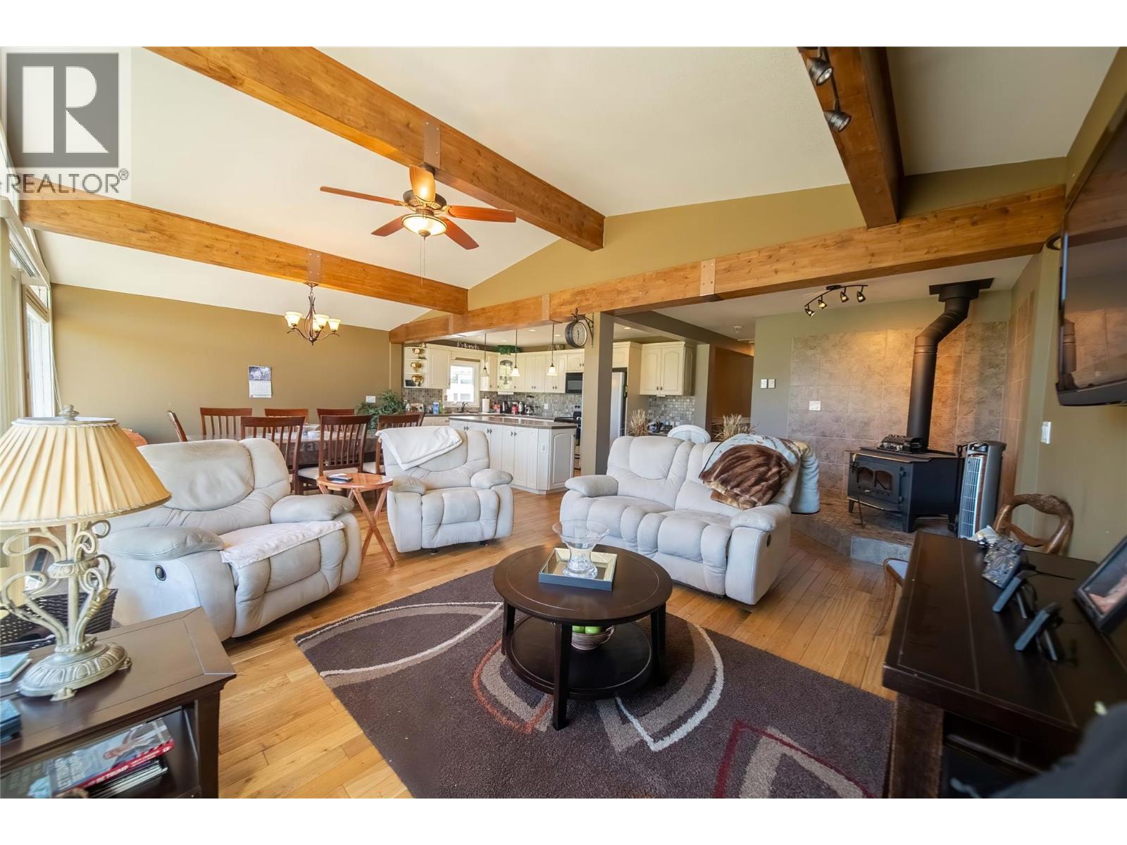 7055 93/95 Highway, Wasa, BC - Indoor Photo Showing Living Room