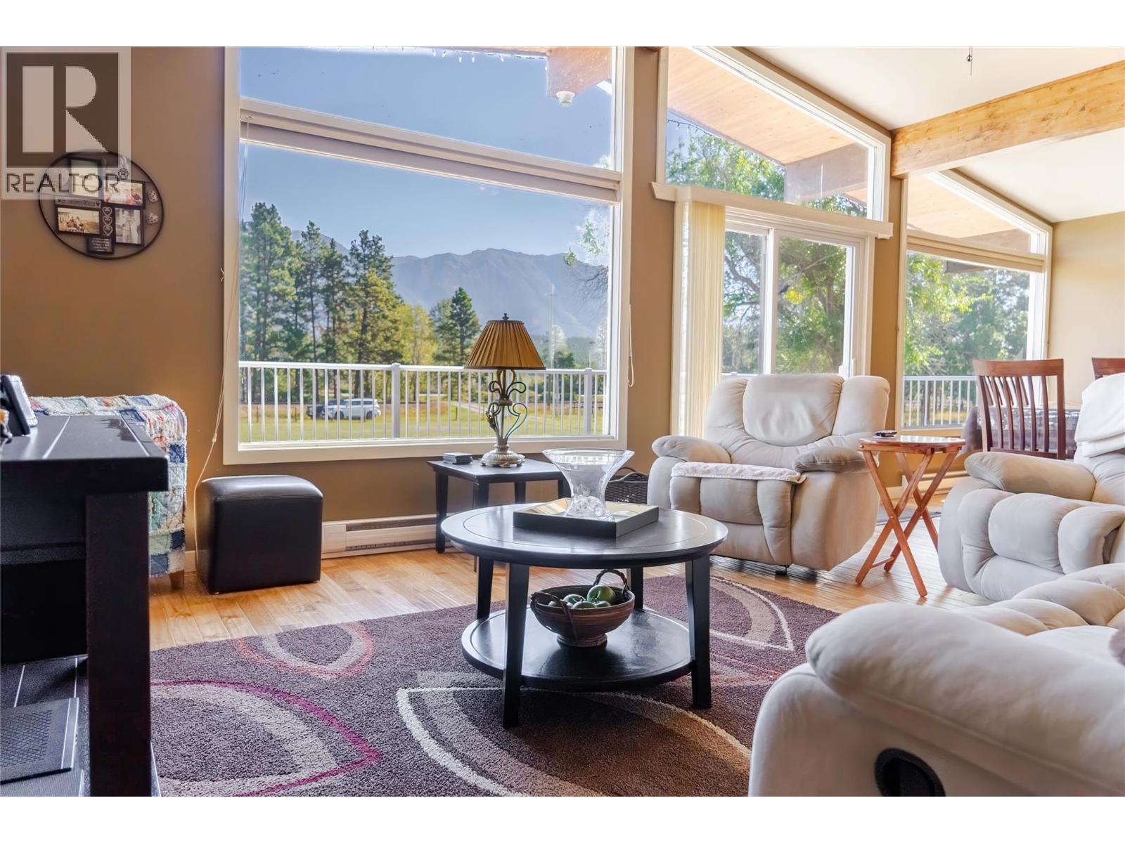 7055 93/95 Highway, Wasa, BC - Indoor Photo Showing Living Room